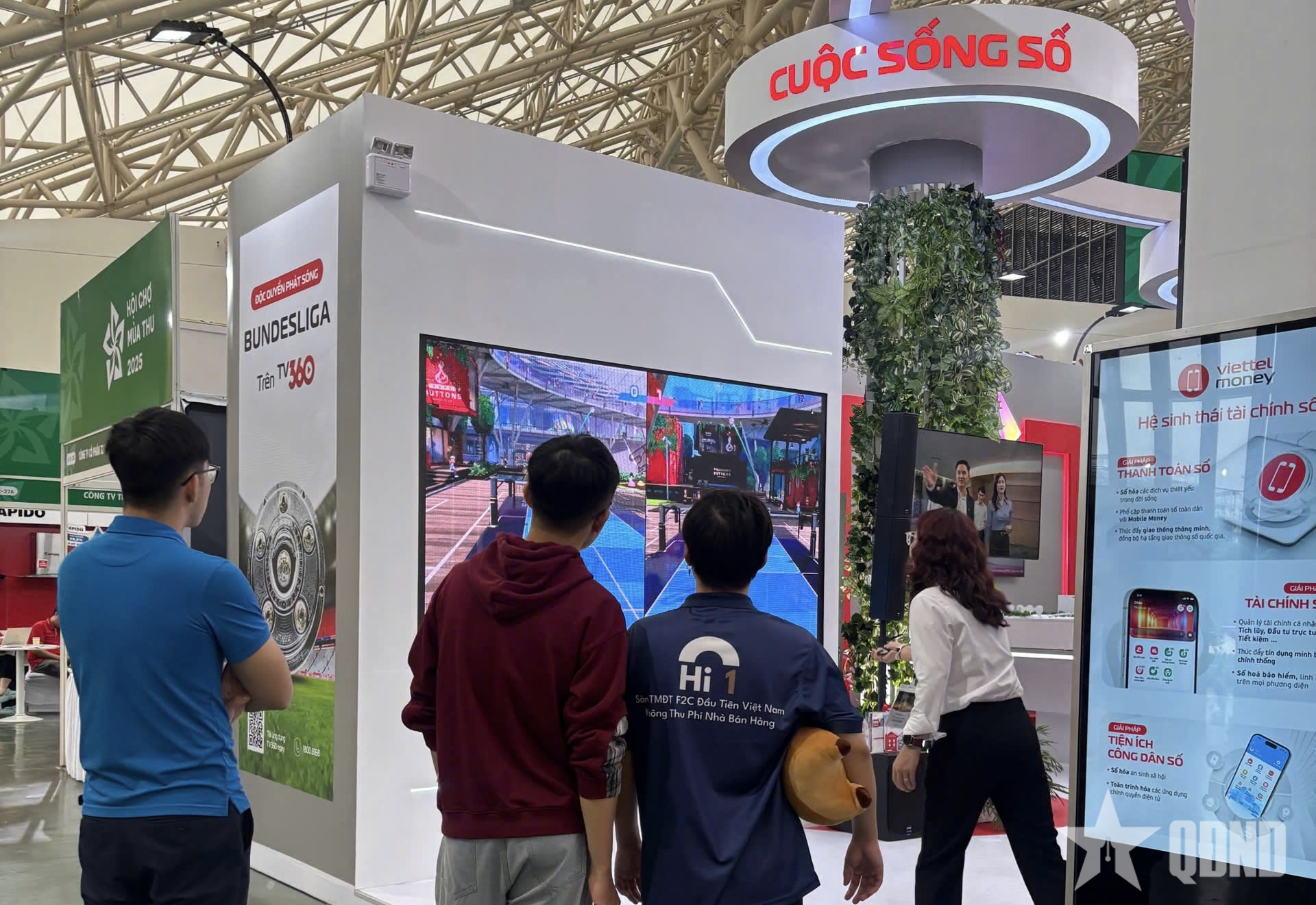 Khách tham quan Hội chợ Mùa thu được trải nghiệm công nghệ mới tại gian hàng Viettel